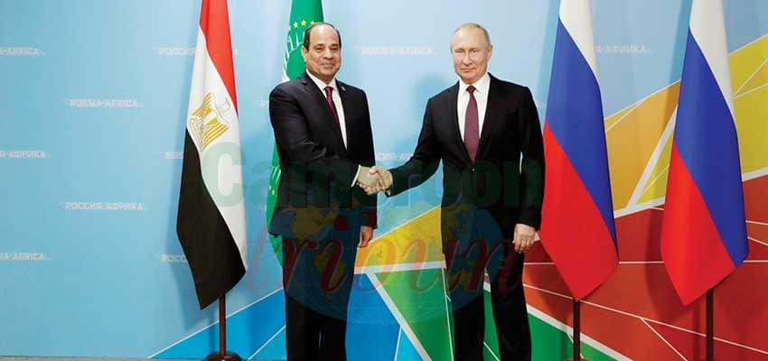 Poignée de mains entre les présidents Abdel Fatah al-Sisi et Vladimir Poutine.