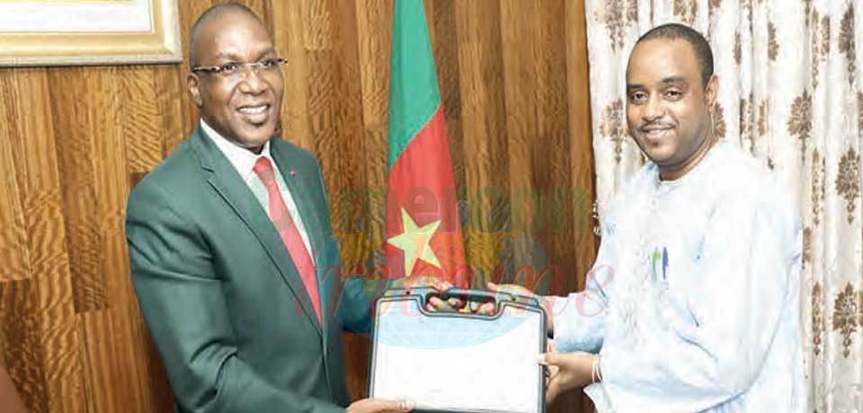 Un important don venant du Clinton Health Access Initiative pour lutter contre le Covid-19 et le cancer du col de l’utérus a été remis au ministre de la Santé publique, mardi à Yaoundé. Un important don venant du Clinton Health Access Initiative pour lutter contre le Covid-19 et le cancer du col de l’utérus a été remis au ministre de la Santé publique, mardi à Yaoundé.