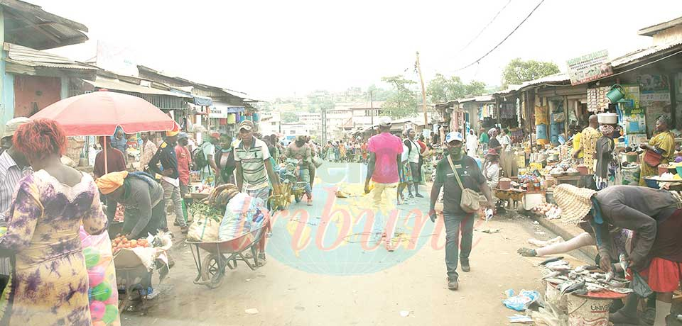 Occupation anarchique de la chaussée : le mal persiste à Yaoundé Occupation anarchique de la chaussée : le mal persiste à Yaoundé