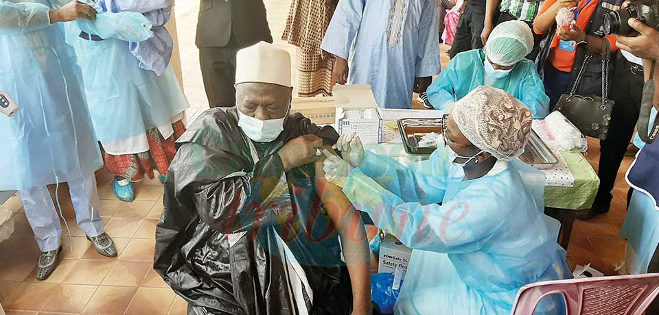 Le gouverneur de l’Adamaoua a montré le bon exemple aux populations de sa région, en se faisant vacciner.