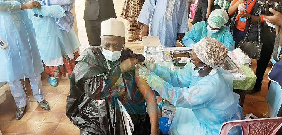 Le gouverneur de l’Adamaoua a montré le bon exemple aux populations de sa région, en se faisant vacciner. Le gouverneur de l’Adamaoua a montré le bon exemple aux populations de sa région, en se faisant vacciner.