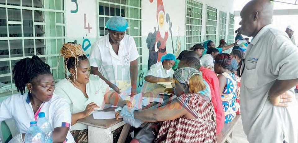 Hôpital militaire de Douala : affluence pour les consultations gratuites