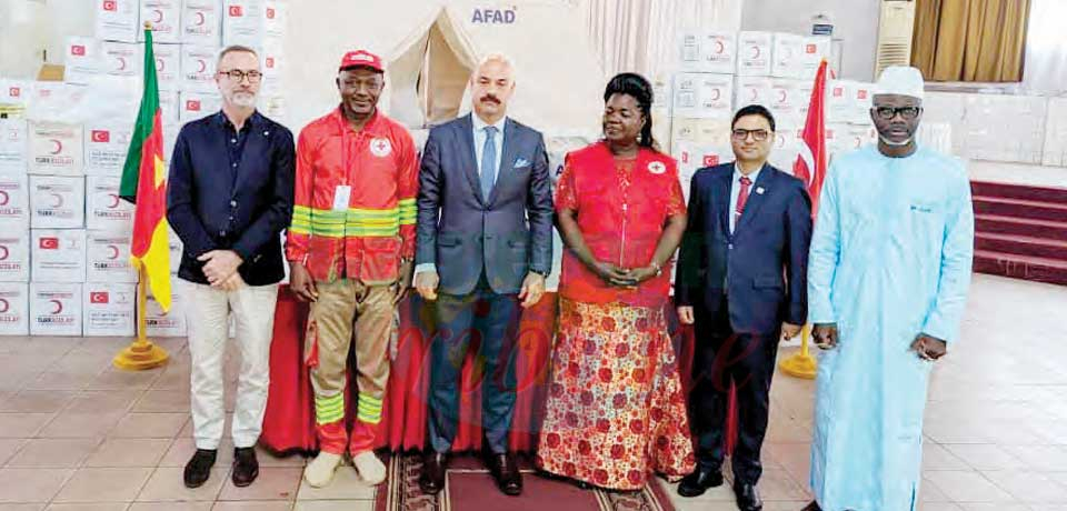 La société du Croissantè-Rouge turque a remis des dons d’environ cinq tonnes à la Croix-Rouge camerounaise hier à Yaoundé.