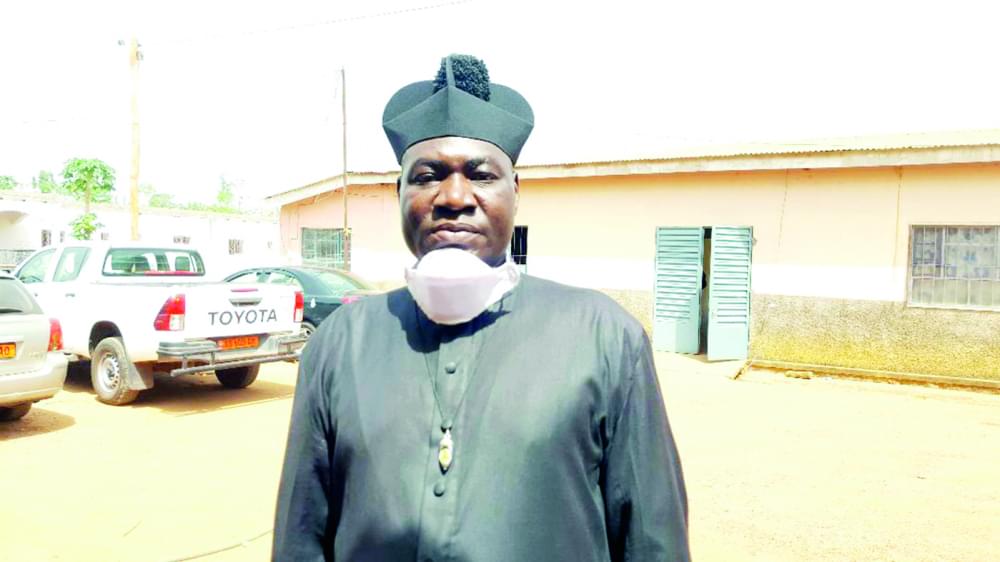 Père André Bayaoma, principal du collège de Mazenod. Père André Bayaoma, principal du collège de Mazenod.