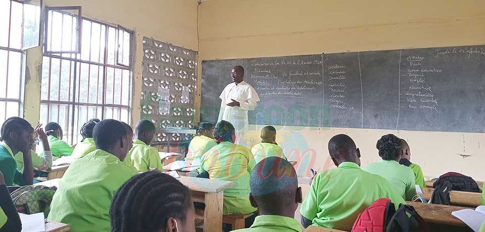 Des élèves attentifs au cours d’EVA. Des élèves attentifs au cours d’EVA.