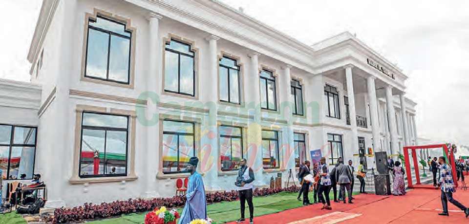 Vue avant du majestueux hôtel de ville de Yaoundé VII.