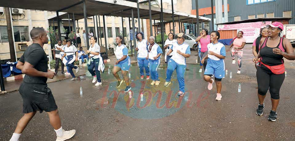 C’est par des exercices physiques que les femmes de la Société de Presse et d’Editions du Cameroun ont clôturé vendredi dernier les activités d’octobre rose. C’est par des exercices physiques que les femmes de la Société de Presse et d’Editions du Cameroun ont clôturé vendredi dernier les activités d’octobre rose.