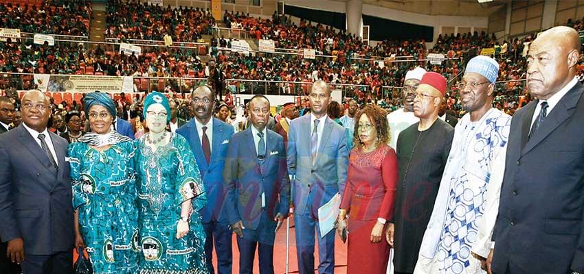 Tambe Agbor Teddy Tabekwere (au centre), un exemple pour le jeune enseignant.