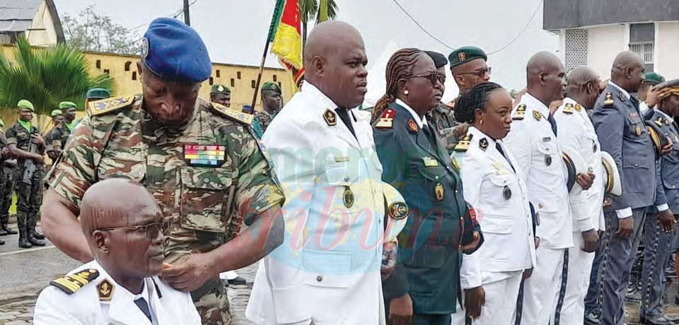 Douala : épaulettes et galons pour militaires