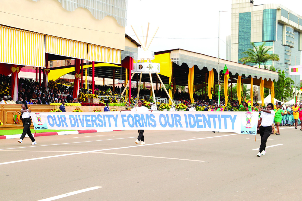 Banners : Messages Amplify Peace, Unity