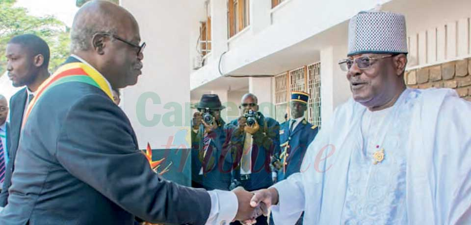 Samedi dernier dans la cour de son Cabinet, le président de la Chambre, Cavaye Yeguié Djibril, a serré la main à ses collègues députés et au personnel de l’institution.
