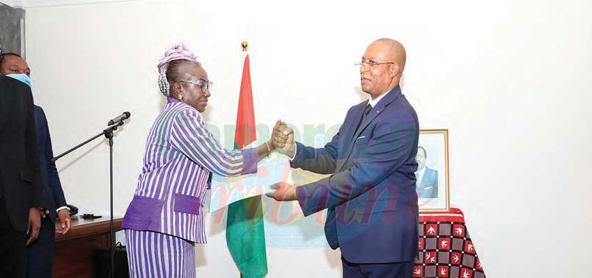 Le gouverneur de la région du Centre, Naseri Paul Bea, a présidé, le 10 décembre dernier, la cérémonie de remise de l’exequatur à Guindo Woya Oumou.