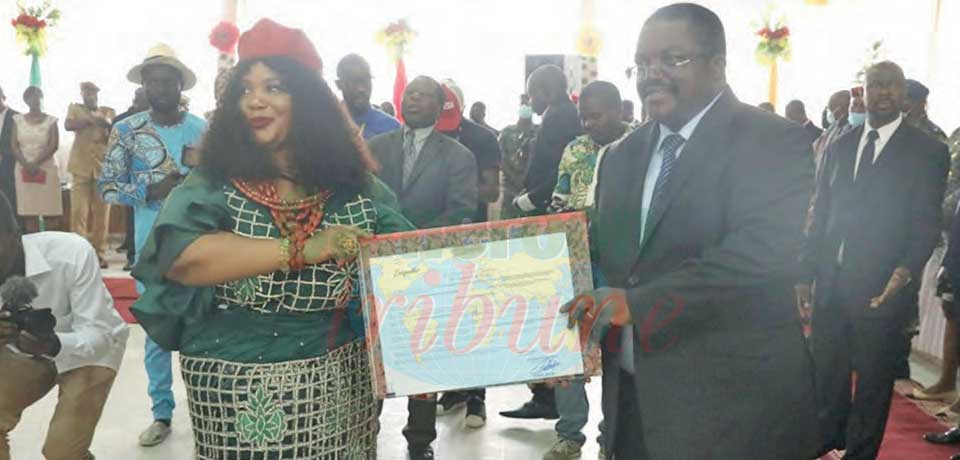 Clark-Omeru Efe Alexandra a reçu l’exequatur hier 23 juin lors d’une cérémonie présidée par le gouverneur du Littoral, Samuel Dieudonné Ivaha Diboua. Clark-Omeru Efe Alexandra a reçu l’exequatur hier 23 juin lors d’une cérémonie présidée par le gouverneur du Littoral, Samuel Dieudonné Ivaha Diboua.