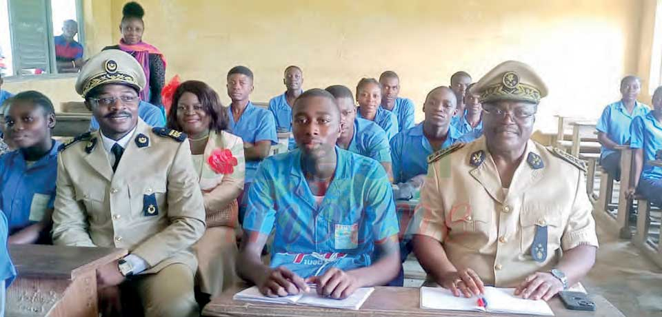 Le gouverneur en communion avec des élèves à Dibombari (Moungo).