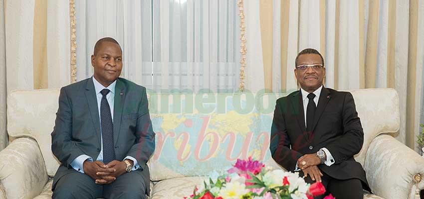 Le président Faustin Touadera et le PM, chef du gouvernement lors du bref échange au salon d’honneur de l’aéroport de Nsimalen.