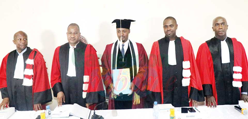 Le Dr Lionel Joseph Beti entouré des membres du jury. Le Dr Lionel Joseph Beti entouré des membres du jury.