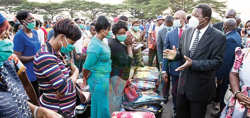 Minister Paul Atanga Nji handed the gifts to about 500 families in Yaounde on December 21, 2020. Minister Paul Atanga Nji handed the gifts to about 500 families in Yaounde on December 21, 2020.