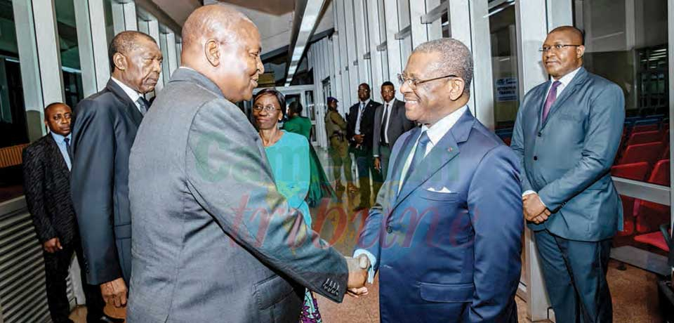 A son arrivée comme à son départ hier, le président centrafricain, Faustin-Archange Touadéra a été tour à tour accueilli et raccompagné par le Premier ministre chef du gouvernement, Joseph Dion Ngute, dans une bonne ambiance.
