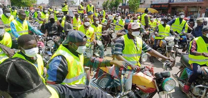 Douala : City Mayor Take Bike Riders Along