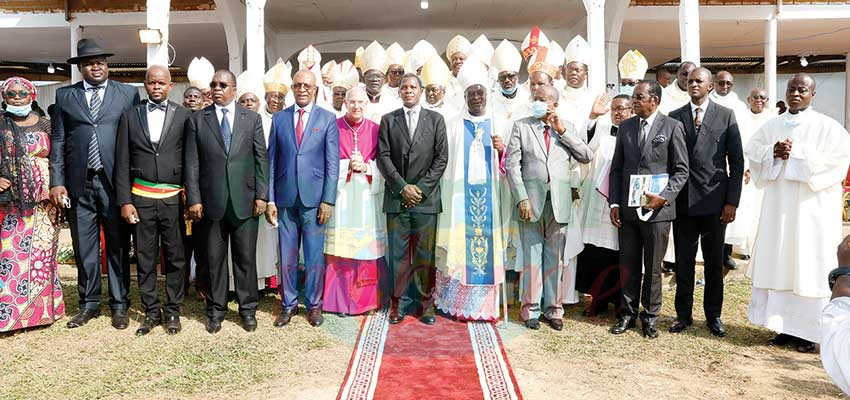 Mgr François Achille Eyabi a reçu ses attributs le 8 janvier dernier au cours d’une cérémonie à laquelle a pris part le ministre Paul Atanga Nji, représentant personnel du chef de l’Etat.