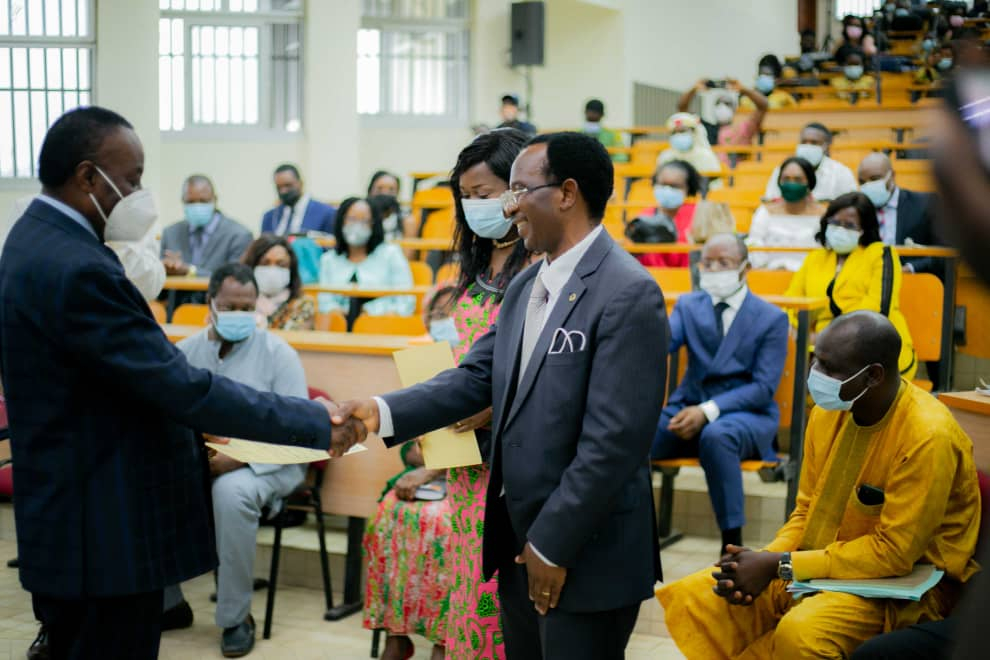 Le représentant du Premier ministre, chef du gouvernement félicitant le Pr. Alfred Kongnyu Njamnshi. Le représentant du Premier ministre, chef du gouvernement félicitant le Pr. Alfred Kongnyu Njamnshi.