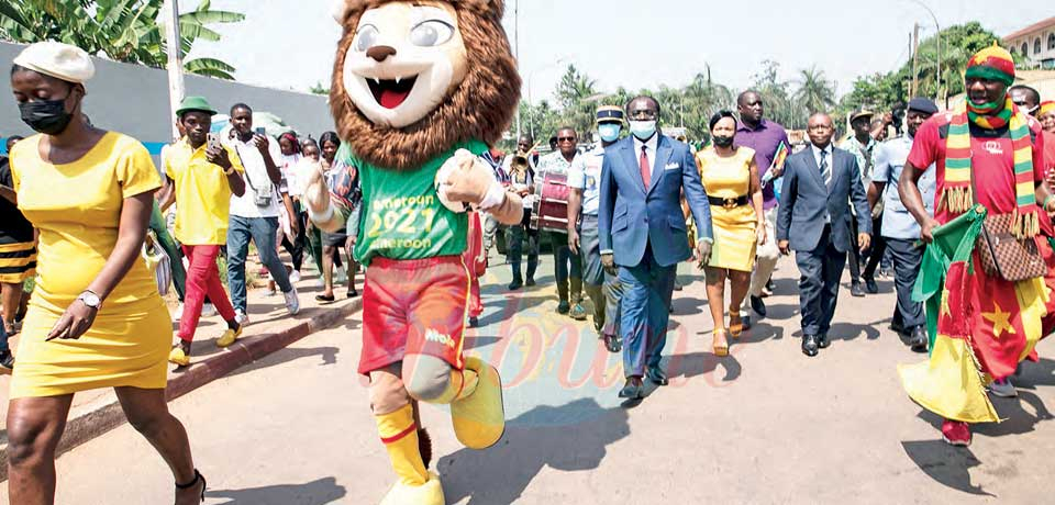 Mola meets with the people. Mola meets with the people.