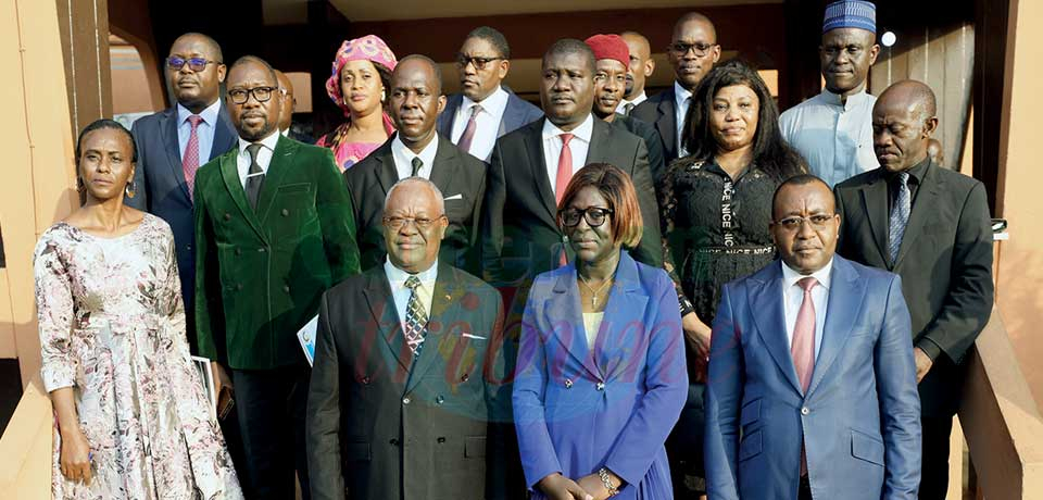 Jeudi dernier, le Directeur général de l’Ecole nationale d’administration du Gabon a effectué une visite de travail au ministère de la Fonction publique. Jeudi dernier, le Directeur général de l’Ecole nationale d’administration du Gabon a effectué une visite de travail au ministère de la Fonction publique.