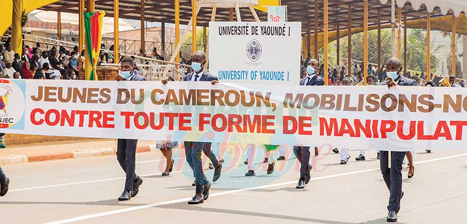 Les jeunes disent merci au chef de l’Etat pour le don d’ordinateurs. Les jeunes disent merci au chef de l’Etat pour le don d’ordinateurs.