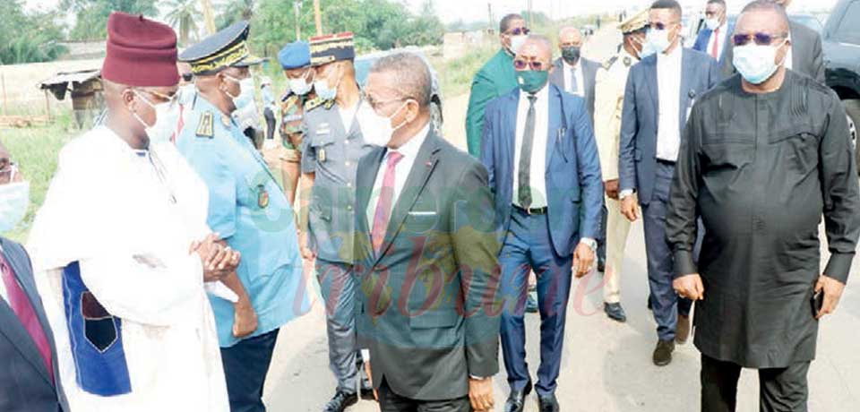 Le Premier ministre a eu droit hier, à son arrivée à Douala, à un accueil digne de son rang. Le Premier ministre a eu droit hier, à son arrivée à Douala, à un accueil digne de son rang.