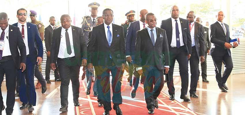 Prime Minister Dion Ngute leading President Obiang Nguema to the foot of the plane.