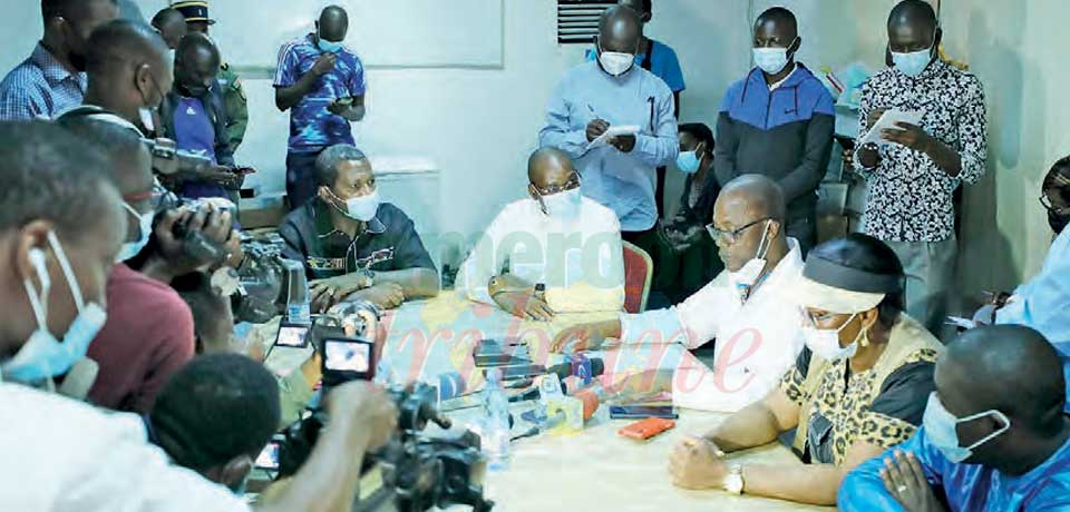 Entouré des membres du gouvernement, le directeur de l’Hôpital central de Yaoundé fait le point de la prise en charge des patients. Entouré des membres du gouvernement, le directeur de l’Hôpital central de Yaoundé fait le point de la prise en charge des patients.