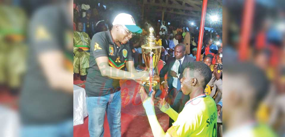 La coupe du vainqueur du championnat de football remise par le parrain, Malachie Manaouda.