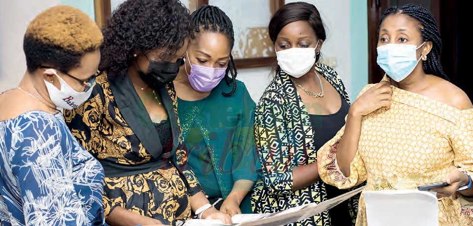 Les femmes de Cameroon Tribune ont mis de l’ardeur au travail. Les femmes de Cameroon Tribune ont mis de l’ardeur au travail.
