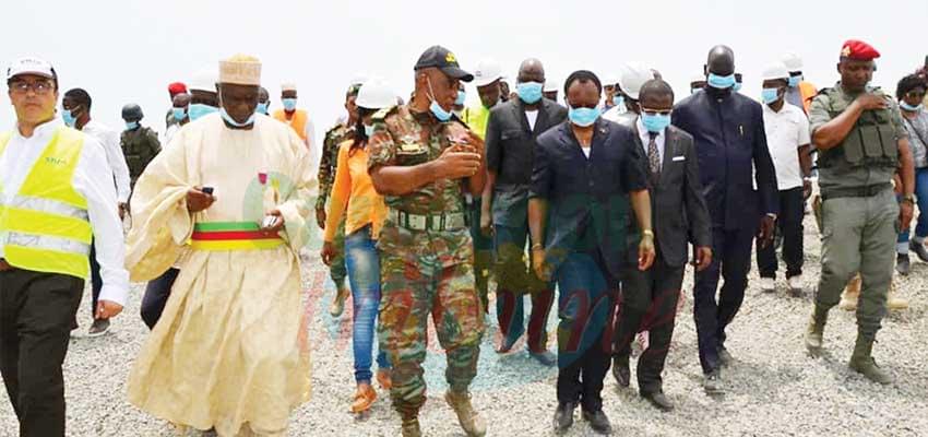 Le ministre Nganou Djoumessi inspectant les travaux sur l’axe routier Mora-Dabanga-Kousseri.