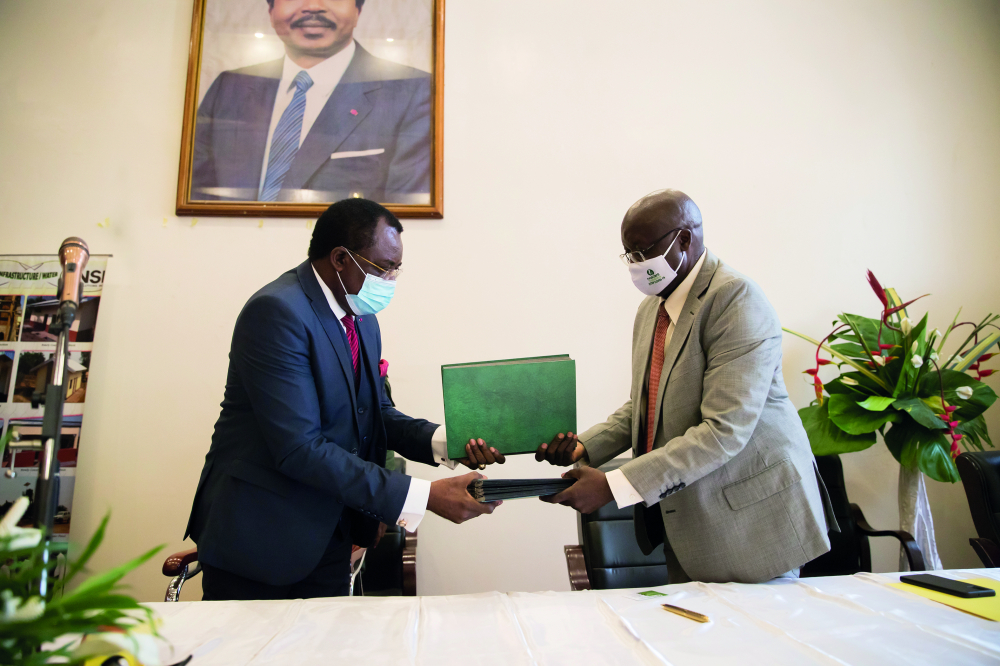 Le Minedub et le directeur pays de Nascent Solutions après la signature de l’accord de partenariat. Le Minedub et le directeur pays de Nascent Solutions après la signature de l’accord de partenariat.