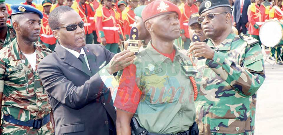 Le ministre délégué à la présidence chargé de de la Défense, Joseph Beti Assomo, a présidé lundi dernier la cérémonie de remise des épaulettes et galons aux officiers, sous-officiers et militaires du rang à Douala.