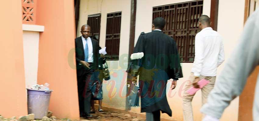 Les avocats ont remis leurs robes et vaquent à leurs activités. Les avocats ont remis leurs robes et vaquent à leurs activités.