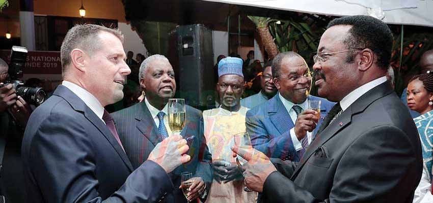 Echanges entre Pietro Lazzeri et quelques officiels camerounais invités.