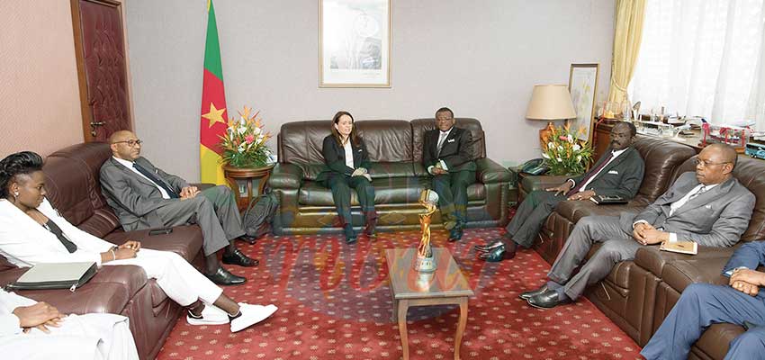 Coupe du monde de football féminin: le trophée présenté au PM