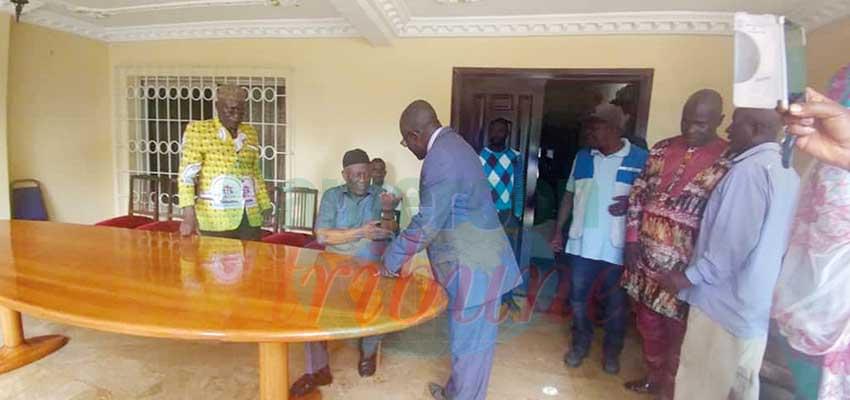 Ni John Fru Ndi (sitting down) explaining to curious sympathisers his ordeal when in custody.