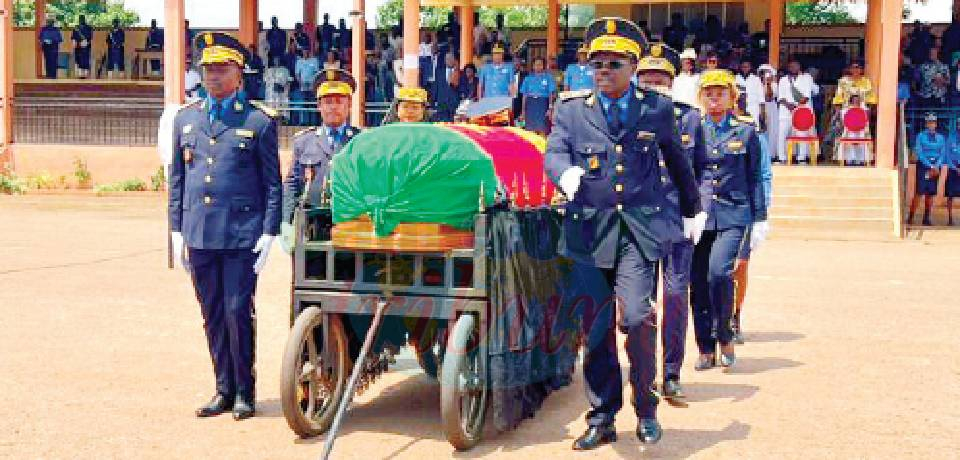 Police: Hommage au divisionnaire Ntowoua