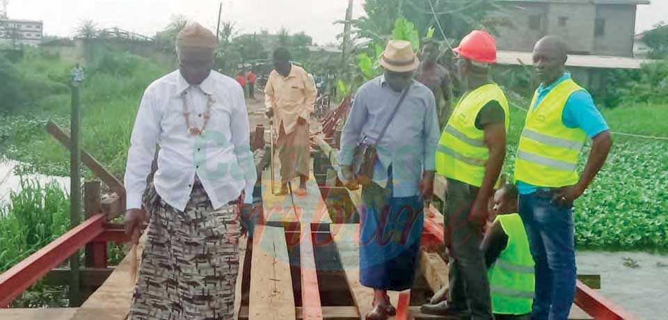 Douala IV : les populations réhabilitent un pont