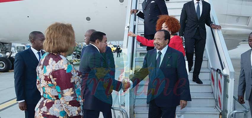 The population welcoming the Presidential couple in Lyon.