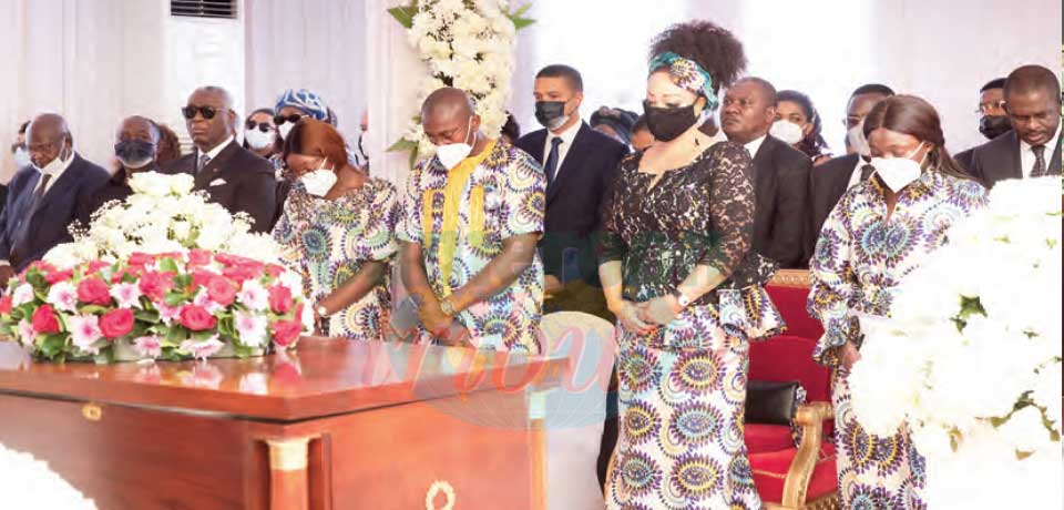 La mise en bière de l’époux de la regrettée Rosette Mboutchouang, a eu lieu vendredi dernier à Yaoundé en présence de la première dame du Cameroun, Mme Chantal Biya. La mise en bière de l’époux de la regrettée Rosette Mboutchouang, a eu lieu vendredi dernier à Yaoundé en présence de la première dame du Cameroun, Mme Chantal Biya.