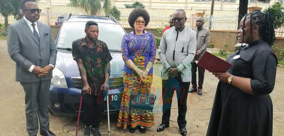 Charity Act : Disabled Taximan Receives New Car Charity Act : Disabled Taximan Receives New Car