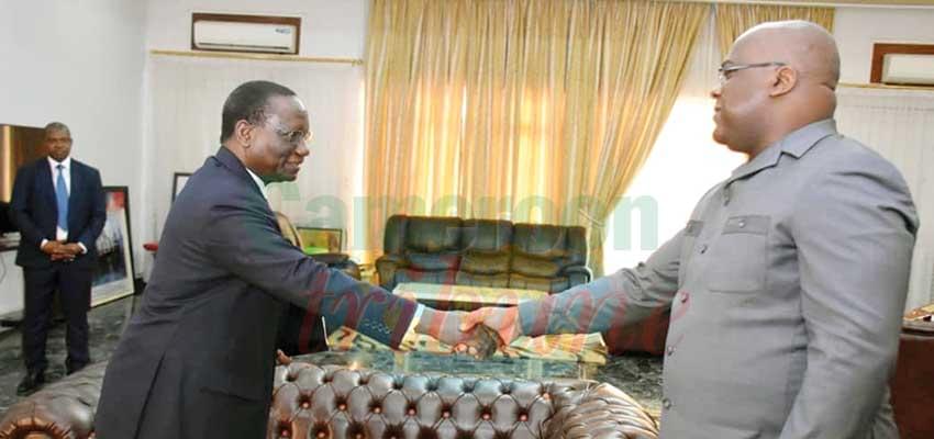Poignée de main entre Félix Tshisekedi et le Premier ministre Sylvestre Illunga Illunkamba.