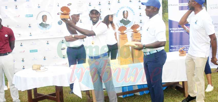 Open Golf Charity : Visitor Mapwanya Lifts Trophy