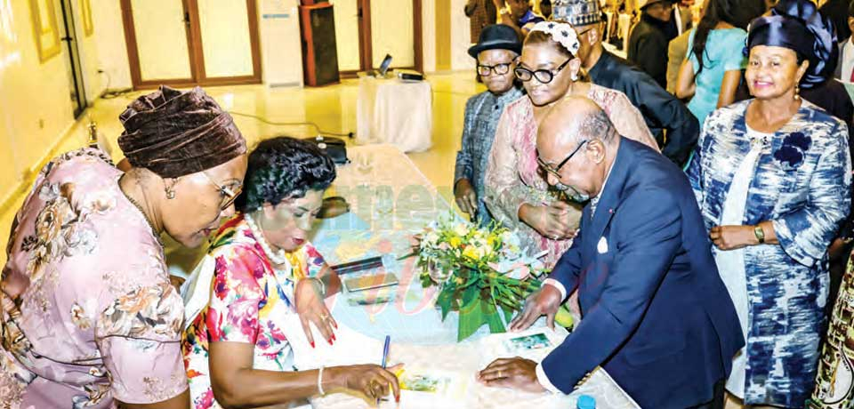 Dans son ouvrage « Sakura, confidences d’une épouse de diplomate », dédicacé le 26 novembre 2025 à Yaoundé, l’auteur partage son périple diplomatique dans l’ombre.