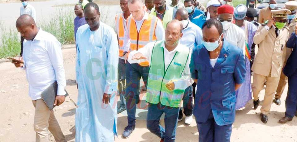 Emmanuel Nganou Djoumessi a inspecté lundi denrier des travaux routiers dans le Mayo-Sava et dans le Diamaré.