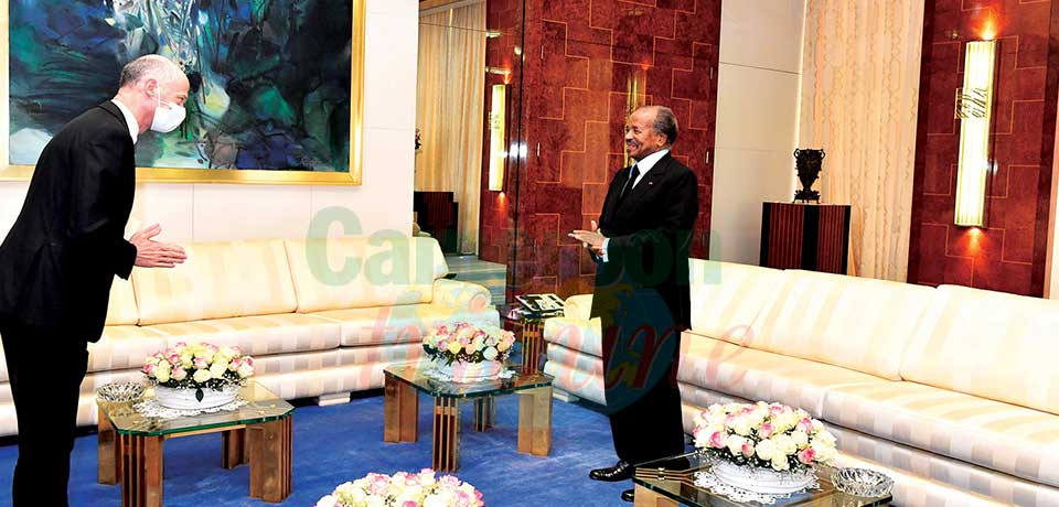 Echanges bilatéraux, situation dans la sous-région et d’autres sujets d’actualité au cœur de l’audience accordée hier par le président de la République, Paul Biya, à l’ambassadeur Christophe Guilhou. Echanges bilatéraux, situation dans la sous-région et d’autres sujets d’actualité au cœur de l’audience accordée hier par le président de la République, Paul Biya, à l’ambassadeur Christophe Guilhou.